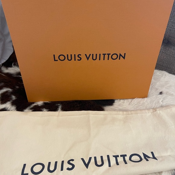 Louis Vuitton On The Go- like new with receipt! - Picture 12 of 14